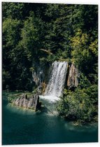WallClassics - Dibond - Waterval Uitstromend in de Zee - 60x90 cm Foto op Aluminium (Met Ophangsysteem)