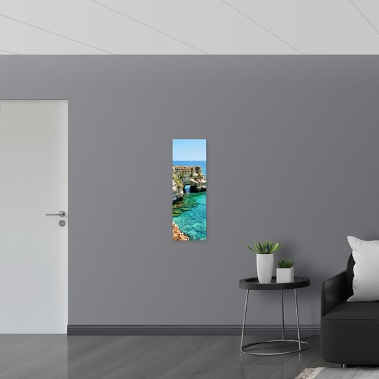 WallClassics - Verre Acrylique - Rocher Beige dans la Mer Bleue Claire - 30x90 cm Photo sur Verre Acrylique (Décoration murale sur Acrylique)