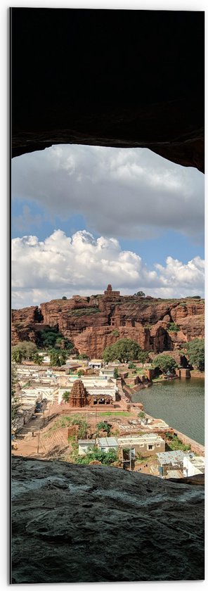 WallClassics - Dibond - Uitzicht op Water en Bergen - 30x90 cm Foto op Aluminium (Wanddecoratie van metaal)