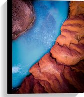 WallClassics - Canvas  - Helder Blauw Stromend Water tussen Stenen - 30x40 cm Foto op Canvas Schilderij (Wanddecoratie op Canvas)