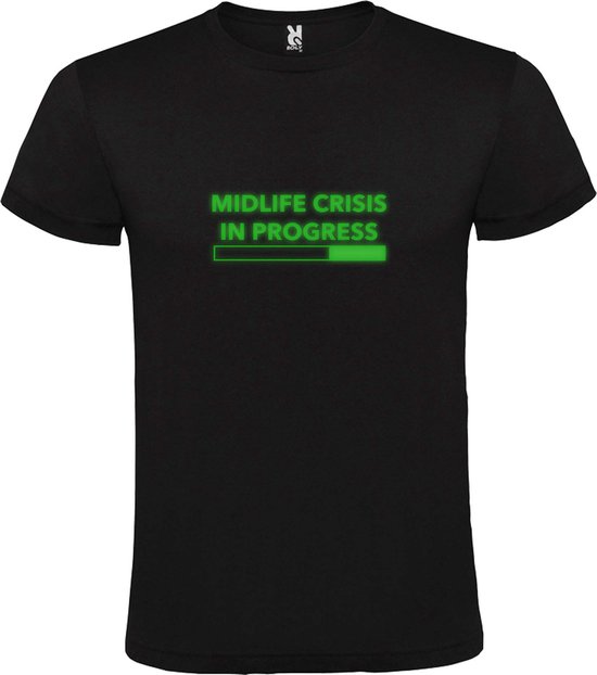 Zwart T-Shirt met “ Midlife Crisis in Progress “ tekst Glow in the Dark Groen Size XXXXXL