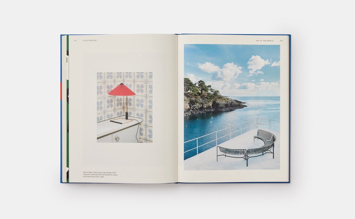 Open boek met twee pagina's. Links een lamp met rode kap op een aanrecht. Rechts een baai met een gebogen bankje.