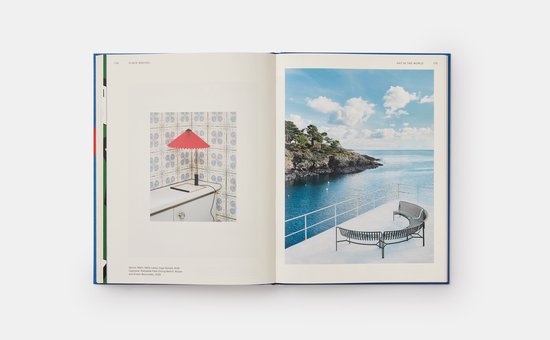 Open boek met twee pagina's. Links een lamp met rode kap op een aanrecht. Rechts een baai met een gebogen bankje.