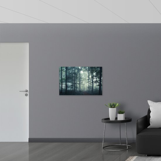 WallClassics - Poster Glossy - Brouillard dans une Forêt Sombre - 90x60 cm Photo sur Papier Poster avec Finition Brillante