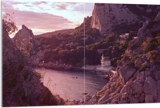 WallClassics - Verre Acrylique - Bâtiment Wit sur la Côte Entre les Montagnes - 120x80 cm Photo sur Verre Acrylique (Avec Système de Suspension)