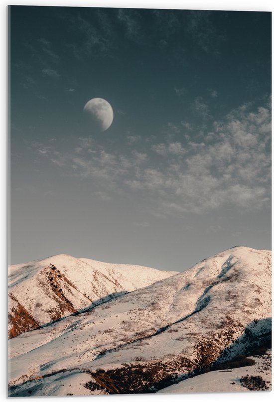 WallClassics - Acrylglas - Maan boven Sneeuwbergen overdags - 50x75 cm Foto op Acrylglas (Wanddecoratie op Acrylaat)