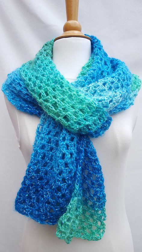 Sjaal / stola / in gaatjespatroon gehaakt in zeegroen aquablauw met hele kleine lovertjes handgemaakte voorjaar/zomer sjaal