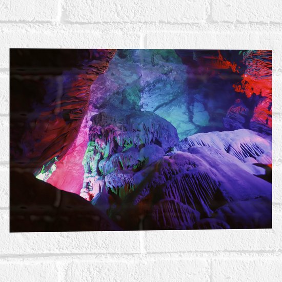 WallClassics - Muursticker - Rood Blauw en Paarse Kleuren in een Grot - 40x30 cm Foto op Muursticker