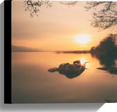 WallClassics - Canvas  - Ondergaande Zon bij Kleine Boot op Meer - 30x30 cm Foto op Canvas Schilderij (Wanddecoratie op Canvas)