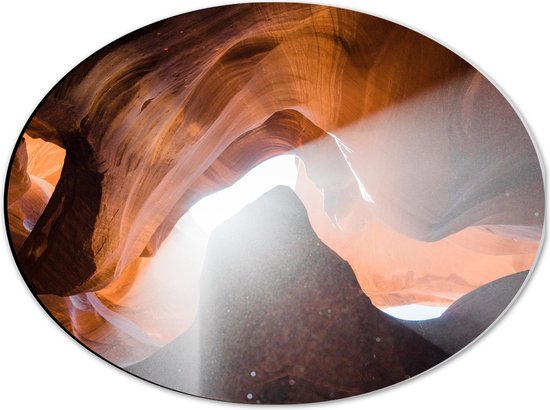 WallClassics - Dibond Ovaal - Lichtstralen door Lower Antelope Canyon - 40x30 cm Foto op Ovaal (Met Ophangsysteem)