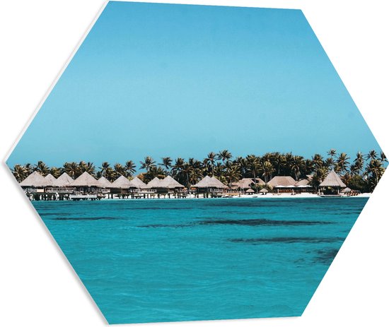 WallClassics - PVC Schuimplaat Hexagon  - Huisjes op een Tropisch Strand - 60x52.2 cm Foto op Hexagon (Met Ophangsysteem)