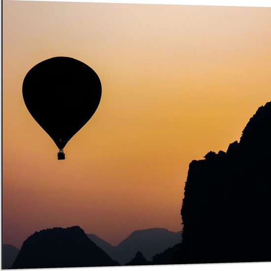 WallClassics - Dibond - Silhouette van een Luchtballon en Bergen - 80x80 cm Foto op Aluminium (Met Ophangsysteem)