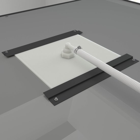 Receveur de douche blanc avec supports de montage noirs et un tuyau flexible blanc avec collier.
