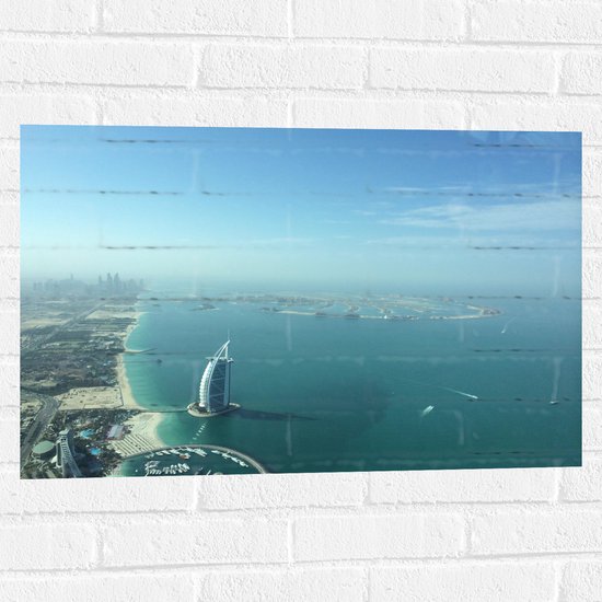 WallClassics - Muursticker - Luchtfoto van de Kustlijn van Dubai - 75x50 cm Foto op Muursticker
