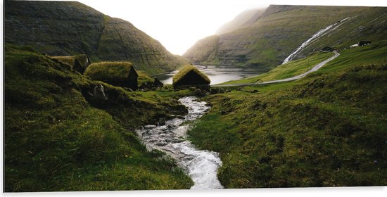 WallClassics - Dibond - Rivier in Heuvel Landschap - 100x50 cm Foto op Aluminium (Met Ophangsysteem)