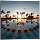 WallClassics - Dibond - Tropisch Meer met Palmbomen - 50x50 cm Foto op Aluminium (Wanddecoratie van metaal)