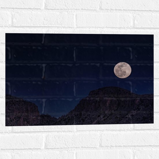 WallClassics - Muursticker - Volle Maan boven een Berg - 60x40 cm Foto op Muursticker