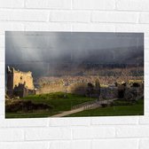 WallClassics - Muursticker - Ruïne van een Oud Kasteel - 75x50 cm Foto op Muursticker