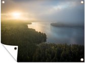 Tuinschilderij Luchtfoto van een nevelig bos en een helder meer in Finland - 80x60 cm - Tuinposter - Tuindoek - Buitenposter