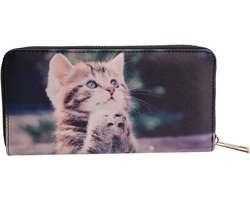 Een schattige en bijzondere portemonnee. Een mooie afbeelding van een poes tussen de bloemen in. De portemonnee heeft een ruime inhoud. Twee grote vakken, diverse vakjes voor pasjes en bonnetjes en een ritsvakje. Voor uzelf of Bestel Een Cadeau.