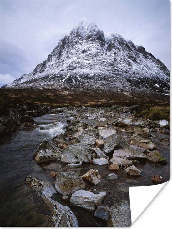 Poster Winters berglandschap en rotsen in de rivier in Glen Coe