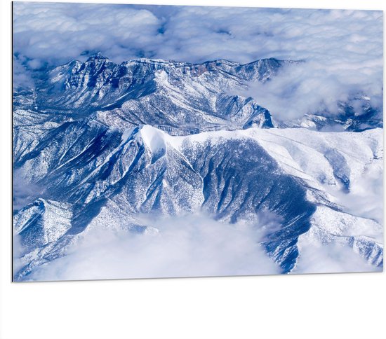 WallClassics - Dibond - Wolken bij Bergen met Sneeuw - 100x75 cm Foto op Aluminium (Met Ophangsysteem)