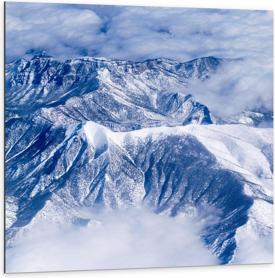WallClassics - Dibond - Wolken bij Bergen met Sneeuw - 100x100 cm Foto op Aluminium (Met Ophangsysteem)