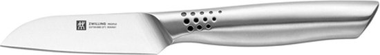Een zilverkleurig Zwilling groentemes met een ergonomische handgreep en een scherp lemmet. De handgreep heeft perforaties.
