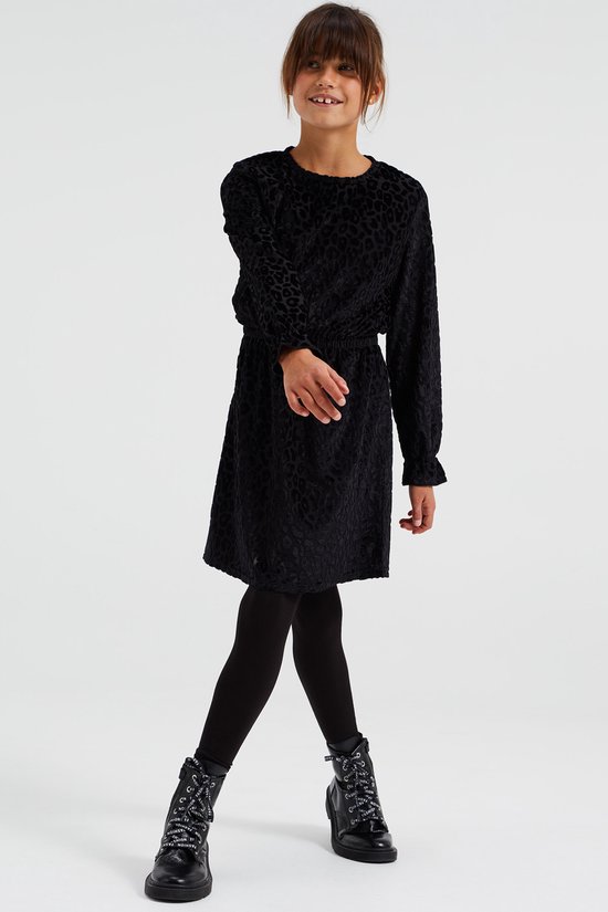 Meisje in een zwarte jurk met luipaardprint, zwarte legging en zwarte veterlaarsjes.