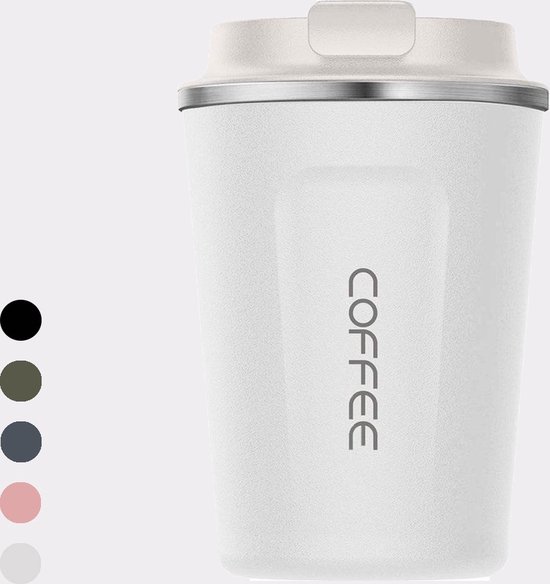 Witte koffiebeker met lichtgrijze deksel en zilverkleurige rand. Het woord 'COFFEE' staat verticaal op de beker.