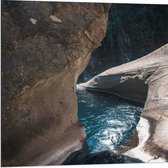 WallClassics - Dibond - Helder Stromend Blauw Water - 80x80 cm Foto op Aluminium (Met Ophangsysteem)