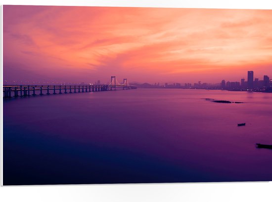 WallClassics - PVC Schuimplaat - Hele Lange Brug over het Water naar de Stad - 75x50 cm Foto op PVC Schuimplaat (Met Ophangsysteem)