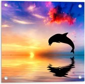 WallClassics - Tuinposter – Silhouet van Dolfijn bij Ondergaande Zon in het Water - 50x50 cm Foto op Tuinposter  (wanddecoratie voor buiten en binnen)