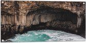 WallClassics - Tuinposter – Zeewater Onder de Rotsen - 100x50 cm Foto op Tuinposter  (wanddecoratie voor buiten en binnen)