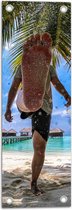 WallClassics - Tuinposter – Man met Voet op Strand - 20x60 cm Foto op Tuinposter  (wanddecoratie voor buiten en binnen)