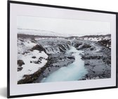 Photo en cadre - Cascade de couleur bleu vif au Geysir en Islande cadre photo noir avec passe-partout blanc 60x40 cm - Affiche sous cadre (Décoration murale salon / chambre)