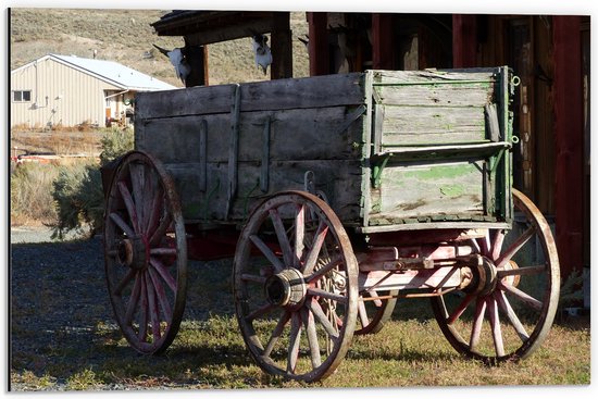 WallClassics - Dibond - Houten Wagen op Boederij - 60x40 cm Foto op Aluminium (Wanddecoratie van metaal)