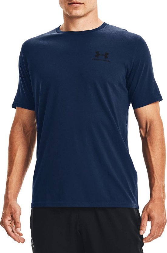 Donkerblauw sportshirt van Under Armour met zwart logo op de borst, gedragen door een man.
