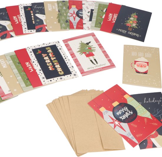 Verzameling kerstkaarten met ontwerpen zoals kerstballen, kerstboom, kerstman en 'Merry Christmas'. Stapel bruine enveloppen.
