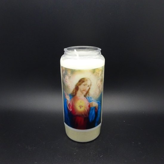 Bougie blanche avec une image de Jésus au cœur flamboyant, entouré d'anges.
