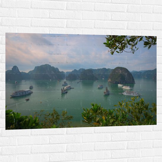 WallClassics - Muursticker - Veel Shepen in Ha Longbaai - Vietnam - 120x80 cm Foto op Muursticker