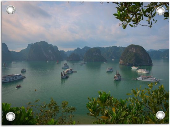 WallClassics - Tuinposter – Veel Shepen in Ha Longbaai - Vietnam - 40x30 cm Foto op Tuinposter  (wanddecoratie voor buiten en binnen)