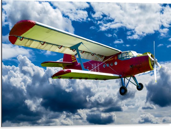 WallClassics - Dibond - Rood/Geel Vliegtuig in Wolkenvelden - 80x60 cm Foto op Aluminium (Met Ophangsysteem)