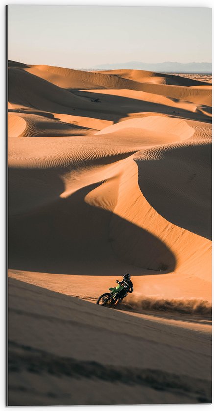 WallClassics - Dibond - Groene Motorcrosser in Woestijnbergen - 50x100 cm Foto op Aluminium (Met Ophangsysteem)