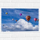 WallClassics - Muursticker - Gropeje Luchtballonnen bij Witte Wolken - 60x40 cm Foto op Muursticker