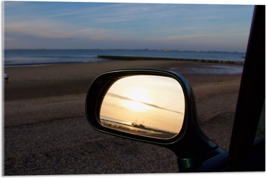 WallClassics - Acrylglas - Autospiegel op het Strand in de Avond - 75x50 cm Foto op Acrylglas (Met Ophangsysteem)