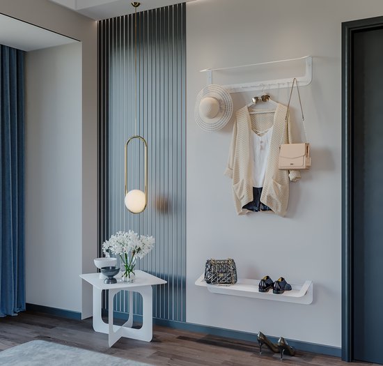 Aménagement de couloir avec un portemanteau mural blanc portant un chapeau, un gilet et des sacs, avec une étagère à chaussures en dessous.