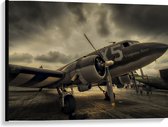WallClassics - Canvas  - Vliegtuig met Grauwe Wolken - 100x75 cm Foto op Canvas Schilderij (Wanddecoratie op Canvas)