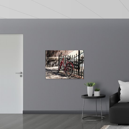 WallClassics - Bois - Vélo rouge garé devant un immeuble - 100x75 cm - 12 mm d'épaisseur - Photo sur bois (avec système de suspension)