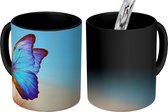 Magische Mok - Foto op Warmte Mokken - Koffiemok - Vlinder - Paardebloem - Blauw - Magic Mok - Beker - 350 ML - Theemok